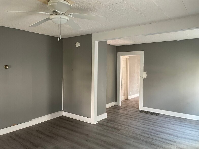 Building Photo - 2148 N Graceland Ave