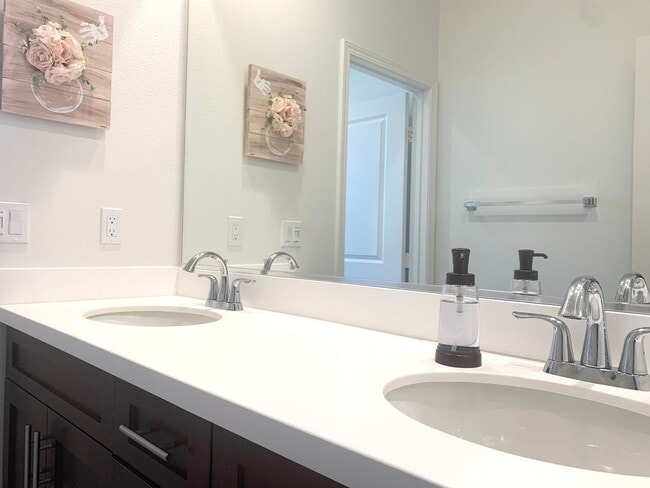 Building Photo - Welcome home to this stunning, recently constructed 4 bedrooms, 3-bath house in the desirable Wes...