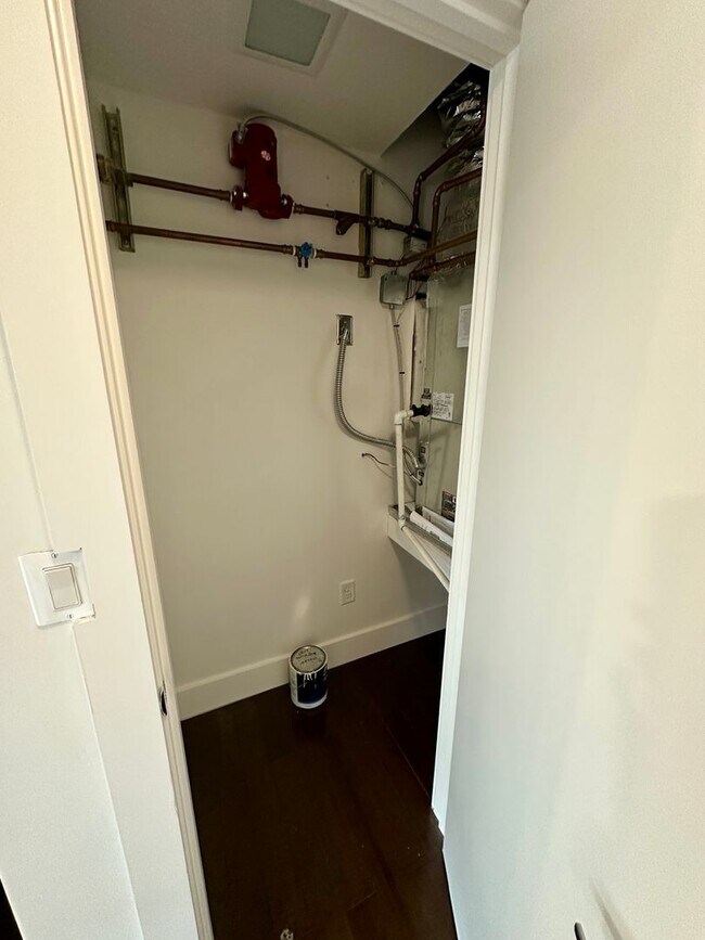 Building Photo - 1 BED | 1 BATH | DRAYTON TOWER | ALL UTILITIES INCLUDED