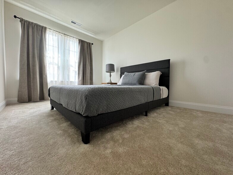 Building Photo - 327 Church St