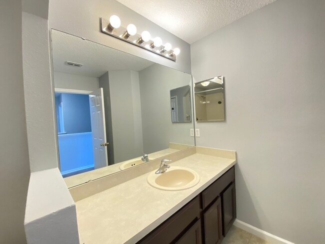 Building Photo - 5 bed / 2.5 bath Lake Nona Townhome!