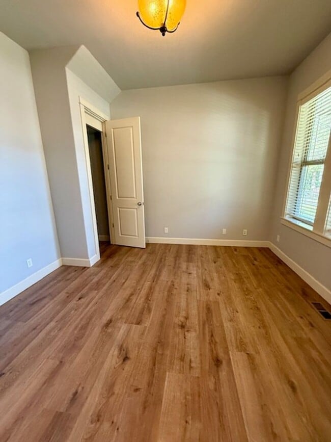 Building Photo - Stunning 4-Bedroom Aspen Rim Home in Bend!