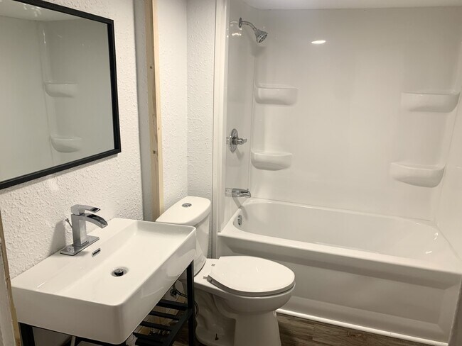 Bathroom w/ washer/dryer hookups - 1006 Oak St