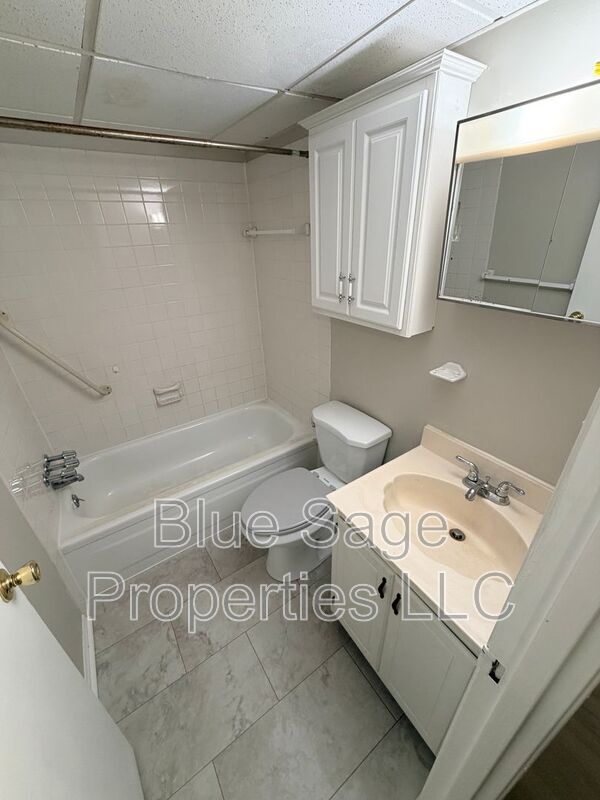 Building Photo - 400 Glendale Rd