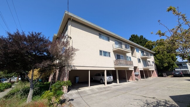Building Photo - Modern Top Floor Condo, Newly Remodeled -U...