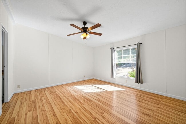 Building Photo - 315 Riverview Dr