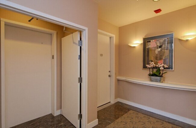 Building Photo - 2bd/2ba Bellevue Condo