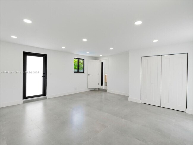 Building Photo - 1181 NE 202nd St