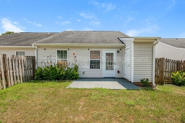 Building Photo - 1740 Summerwoods Ln