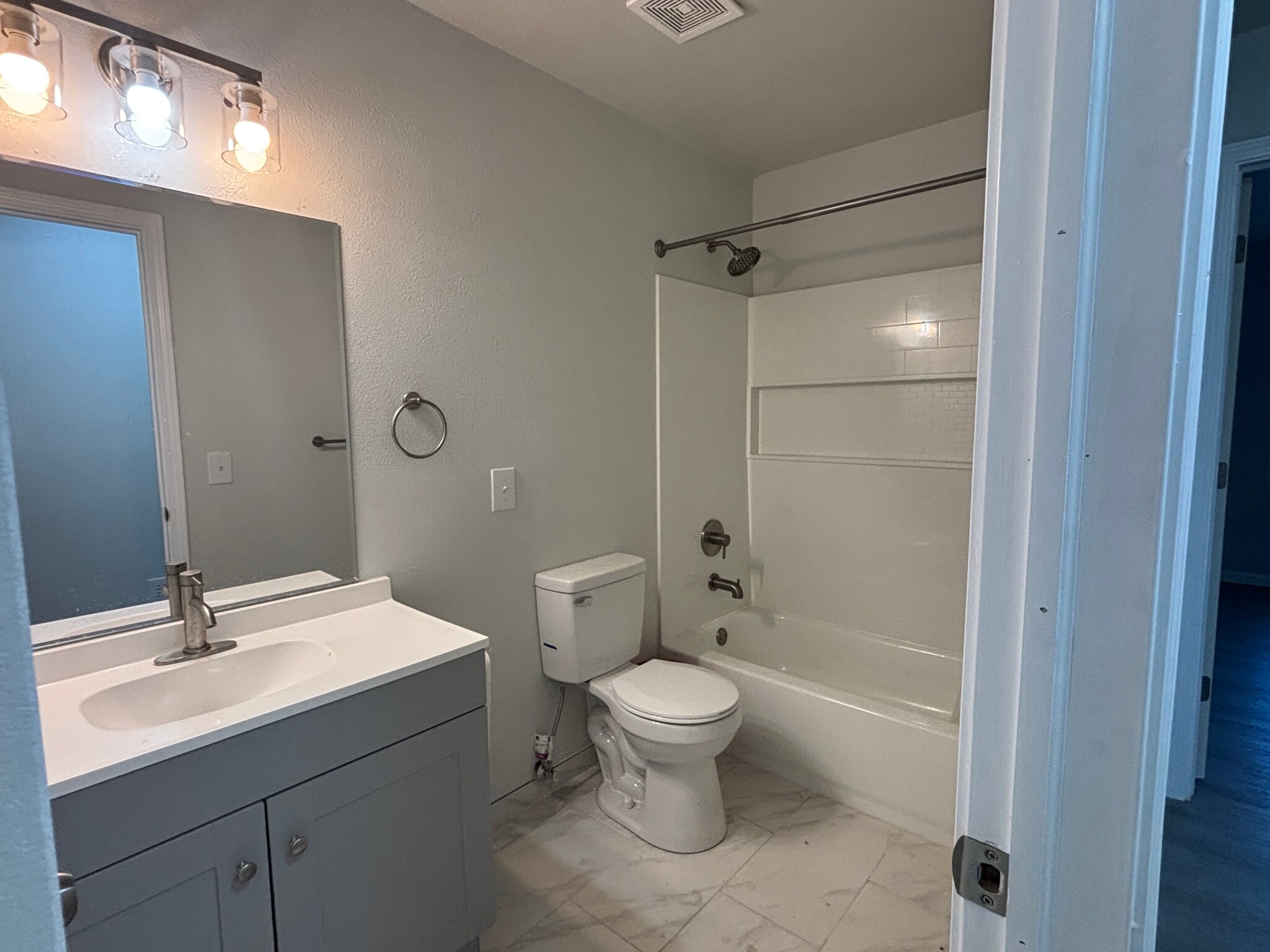 Building Photo - 2101 W Roselawn St