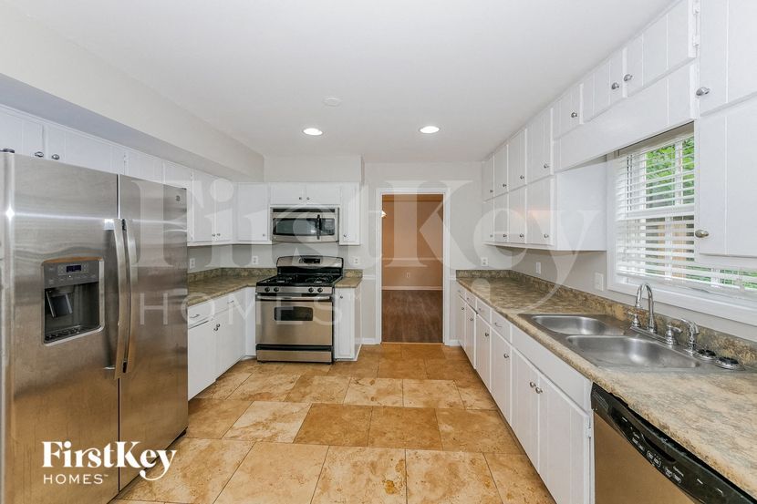 Building Photo - 180 Windsor Dr