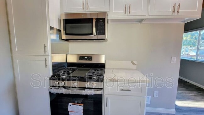 Building Photo - 606 N Irena Ave