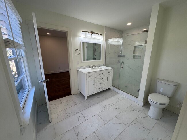 Building Photo - 432 Woodvale Ln