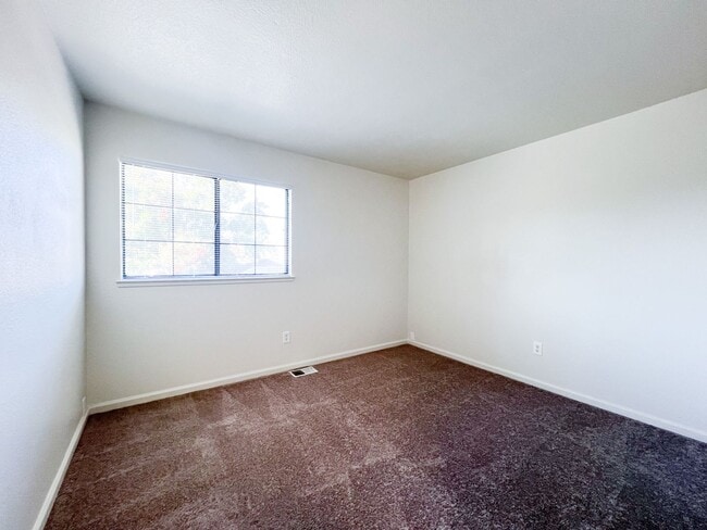 Building Photo - Newly Renovated 4 Bed, 3 Bath Home