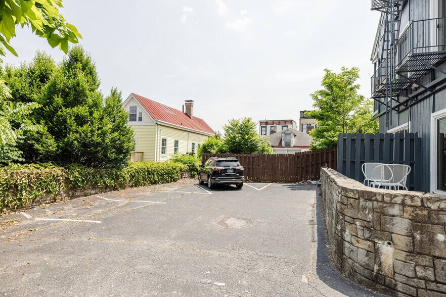 Building Photo - 964 Pavilion St