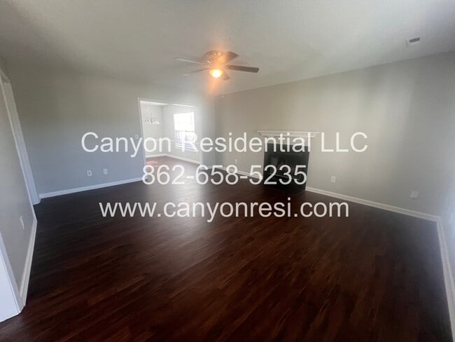 Building Photo - Hurry this Home won't last long! Great 3BR...