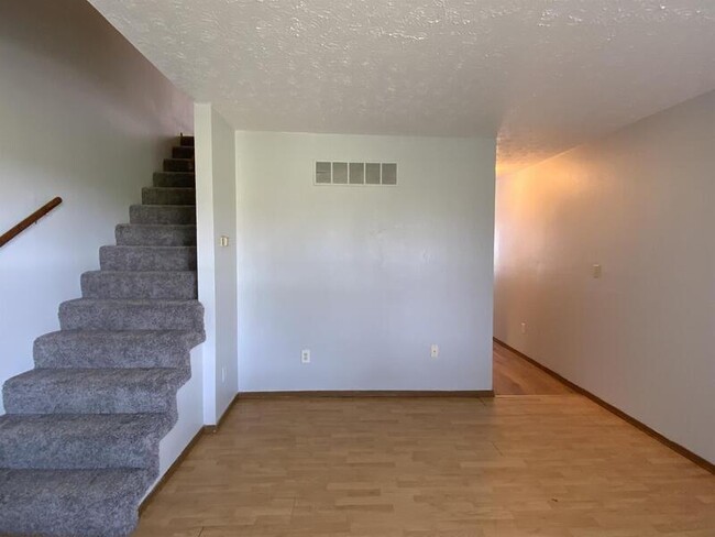 Building Photo - 1028 Belle Valley Dr