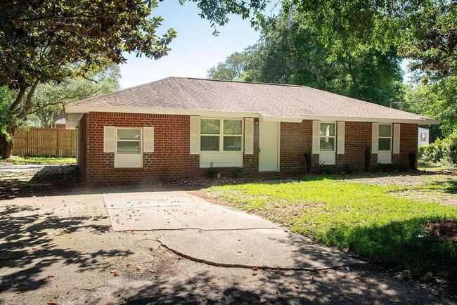 Primary Photo - Charming 3-Bedroom home in Destin with Spa...