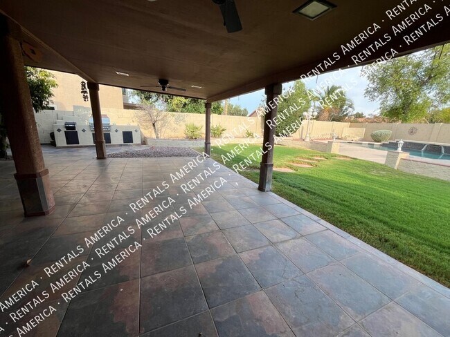 Building Photo - 1243 W Iris Dr