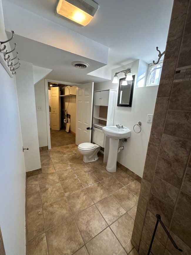 Building Photo - Single Family Home - GREAT Location - High End Finishes