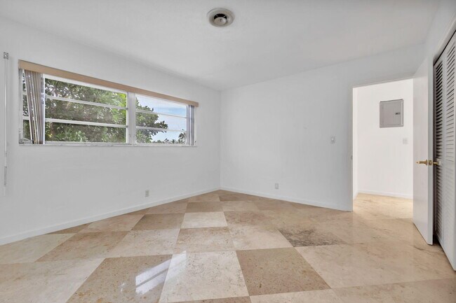 Building Photo - 2400 NE 36th St