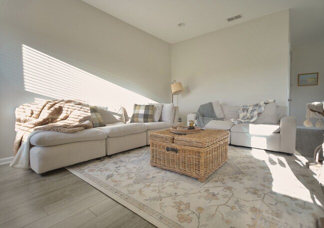 Building Photo - Beautiful Pond-Front Home Near Amelia Concourse