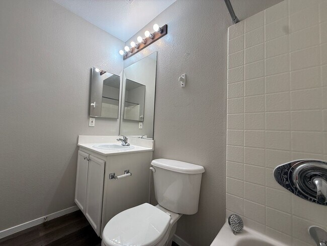 Building Photo - 4bd/2.5bath House