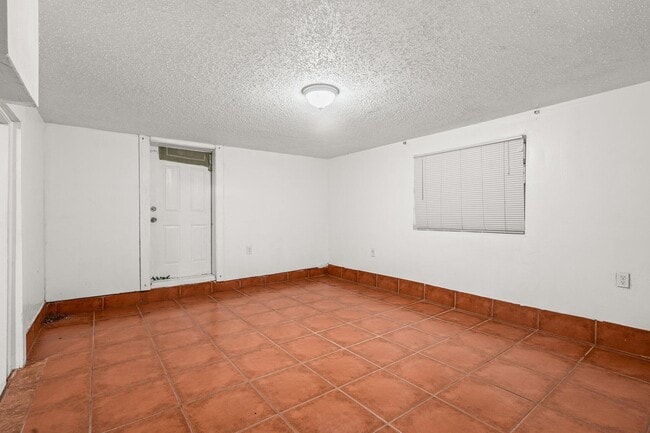 Building Photo - 4985 Gulfstream Rd