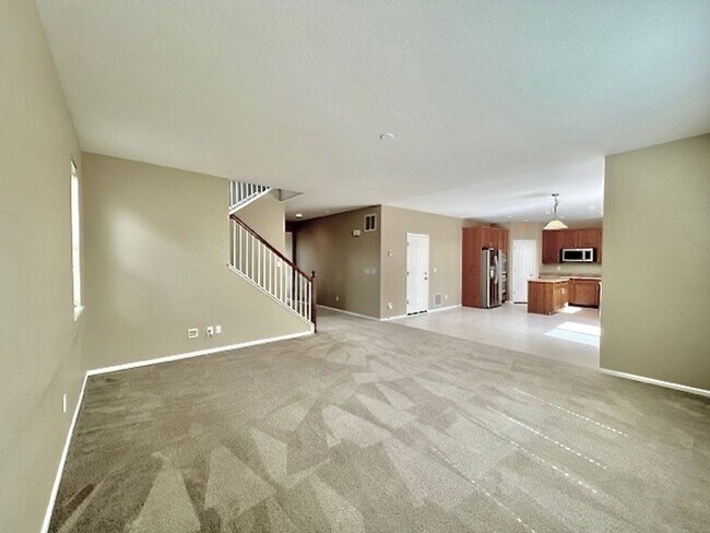 Building Photo - FABULOUS 4 BEDROOM HOME IN EASTVIEW ESTATES!!