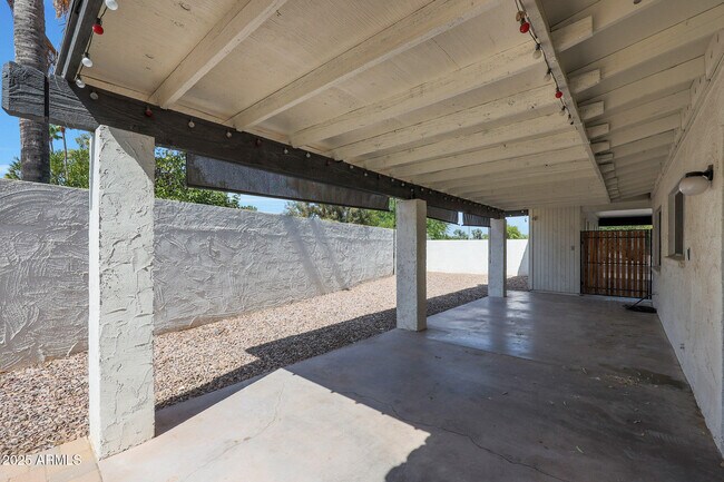 Building Photo - 601 W Coral Gables Dr