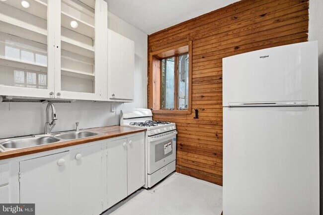Building Photo - 4051 Ludlow St