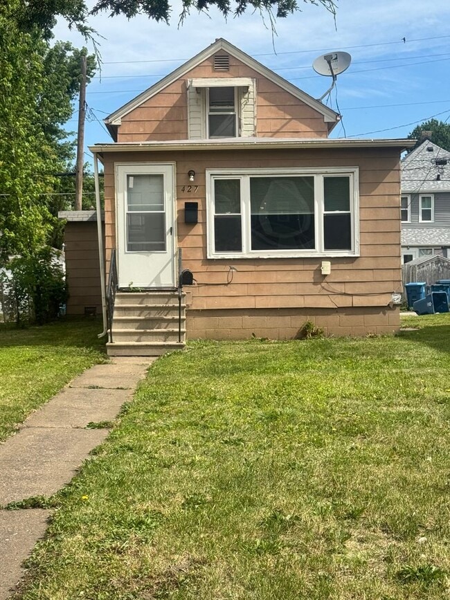 Building Photo - 2 bedroom 1 bath home in East Moline