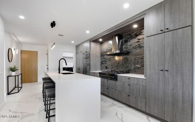 Building Photo - 7157 E Rancho Vista Dr