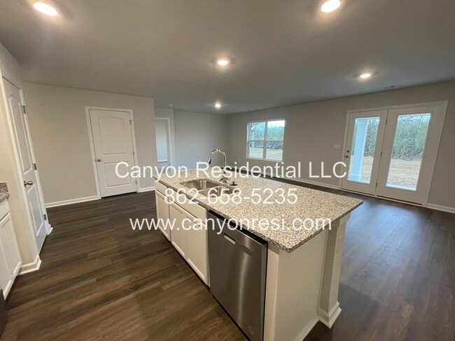 Building Photo - 5825 Vernier Dr SW