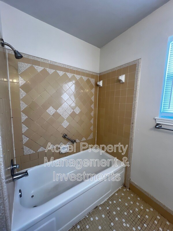 Building Photo - 2133 Kerria Ave