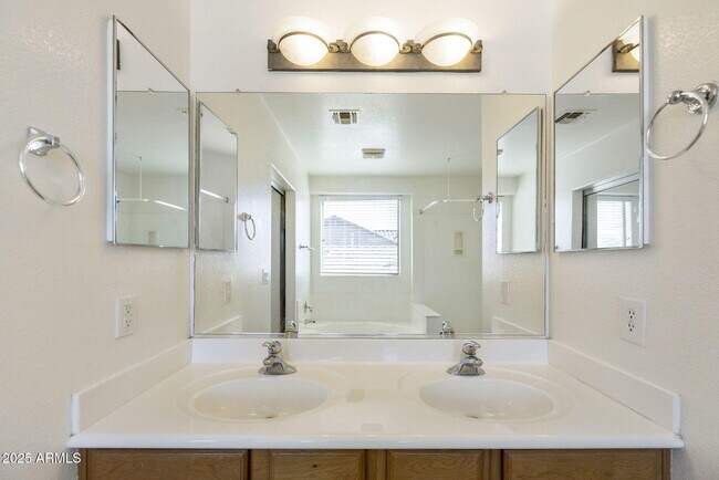 Building Photo - 2404 W Silver Sage Ln