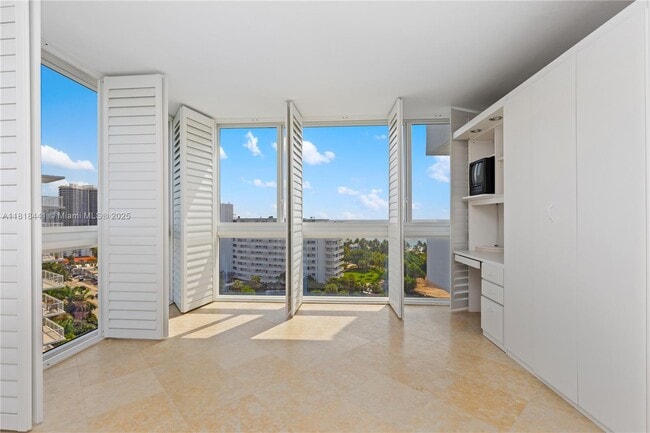 Building Photo - 2715 N Ocean Blvd