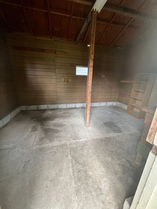 Building Photo - 3 Bed 1.5 Bath, Has large extra room that ...