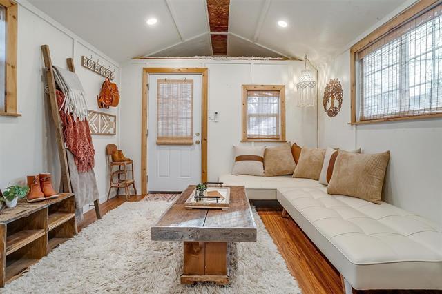 Building Photo - 1809 Whispering Oaks St