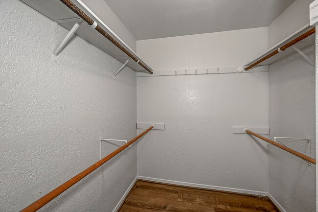 Building Photo - 3-bedroom 2-bathroom home with fenced back...