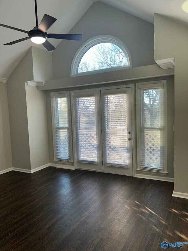 Building Photo - 2012 Fairway Hills Dr