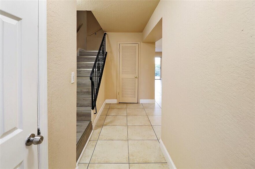 Building Photo - 5975 NW 25th Ct