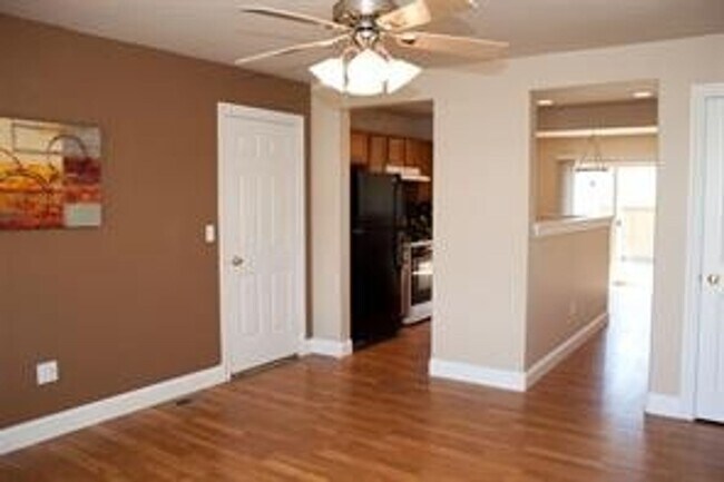 Building Photo - 3 Bedroom 2 Bath home with 2 car garage in Belgrade.