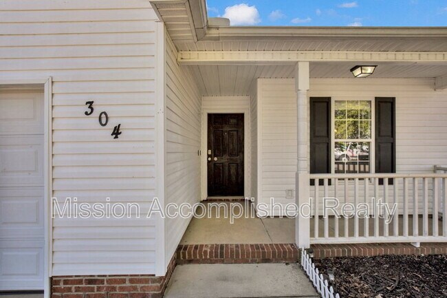 Building Photo - 304 Hawthorn Dr