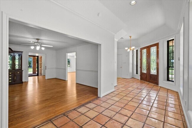 Building Photo - 3415 Bayou Dr E