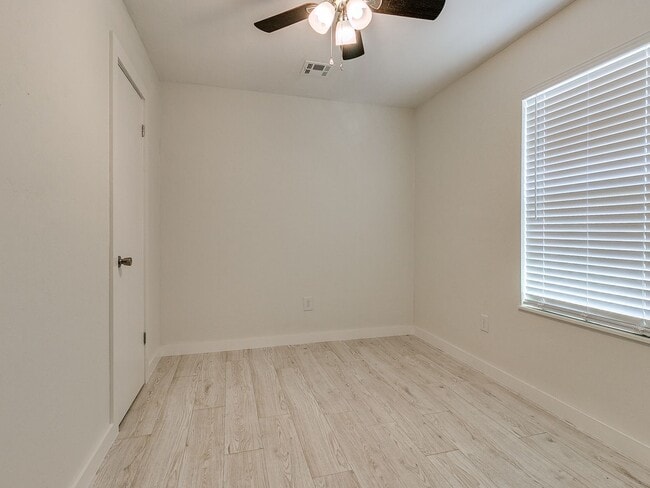 Building Photo - 4 bedroom 2 bath home in Tecumseh!