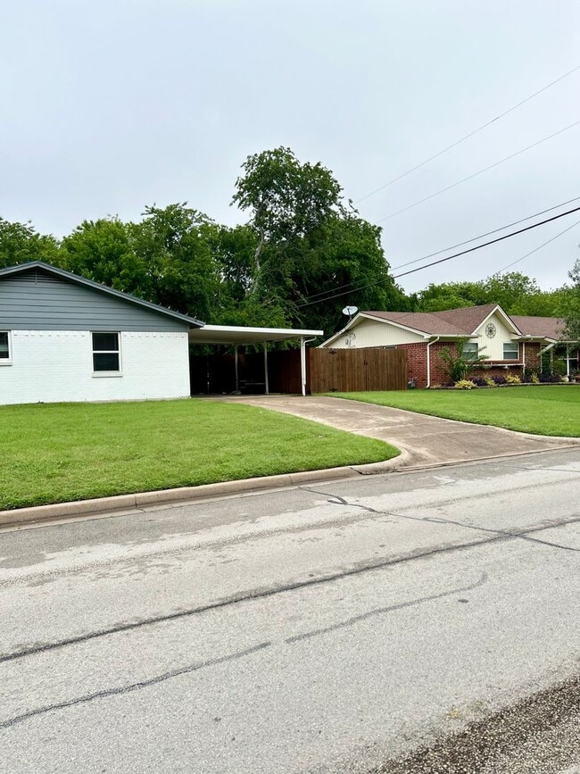 Building Photo - Located in the HEART of Burleson!