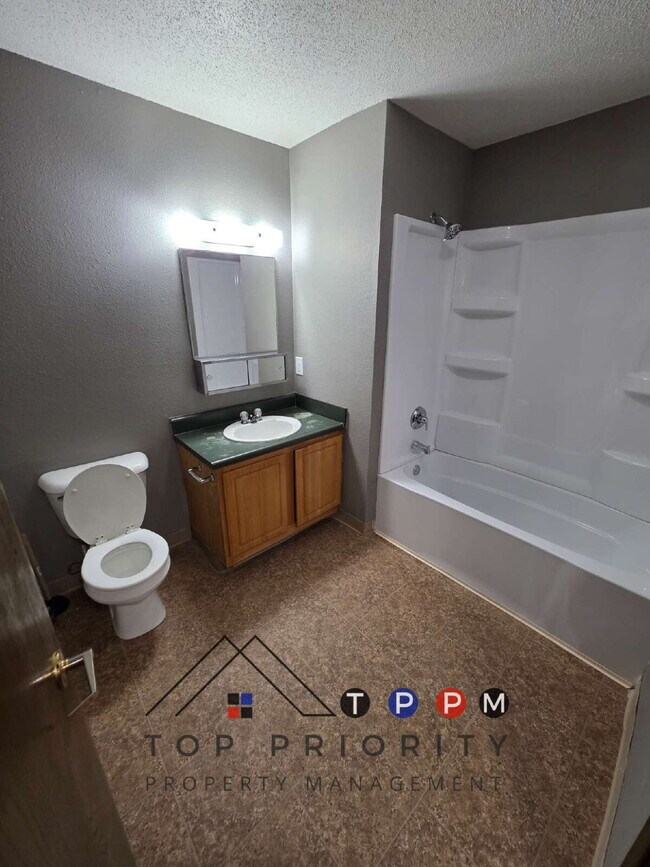 Building Photo - 3 Bedroom | 2 Bathroom Unit Available RIGH...