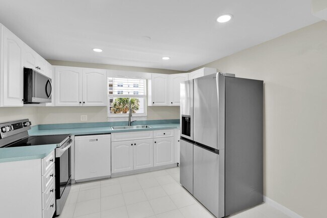 Building Photo - 1050 Hillsboro Mile