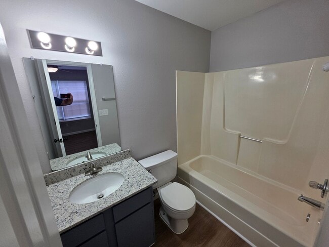 Building Photo - Updated 2 bedroom 2 bath with pool